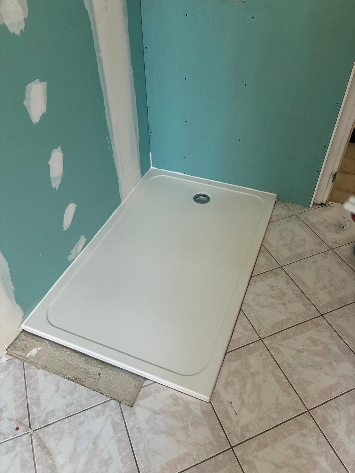 Receveur de douche extra-plat posé contre des cloisons hydrofuges